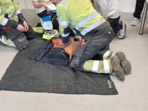 Suurteollisuuspuiston turvallisuuspäivänä sai kokeilla elvytystä